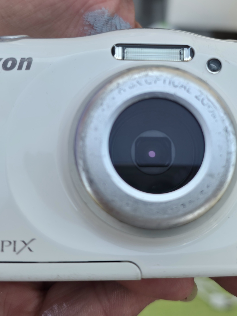 Nikon COOLPIX S33 13.2MP Digital Camera White – Powers On – 3 Batteries